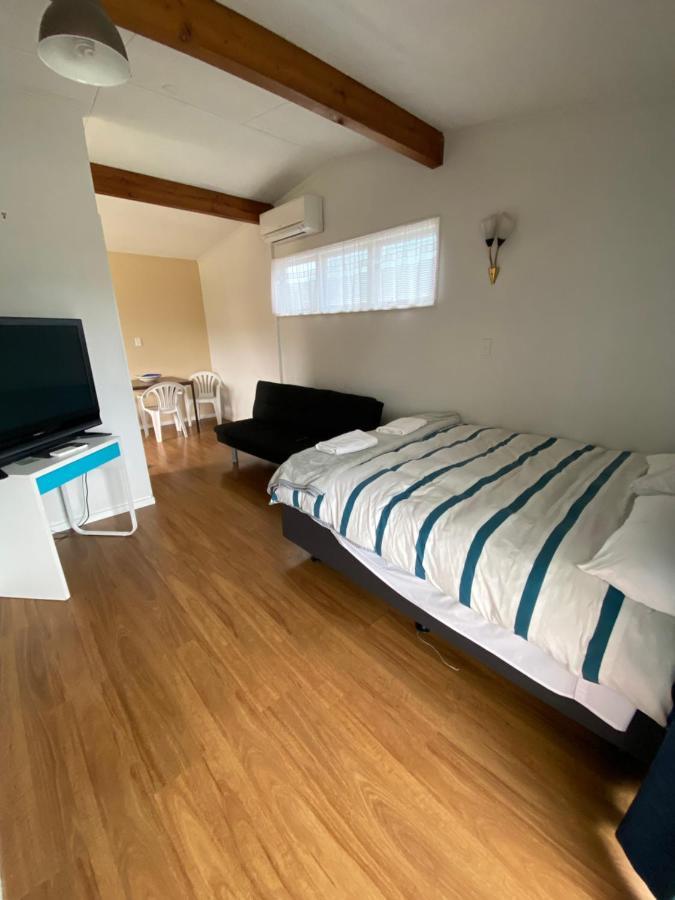 Featherston Motels And Camping Екстер'єр фото