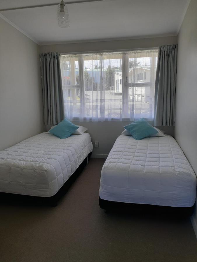 Featherston Motels And Camping Екстер'єр фото