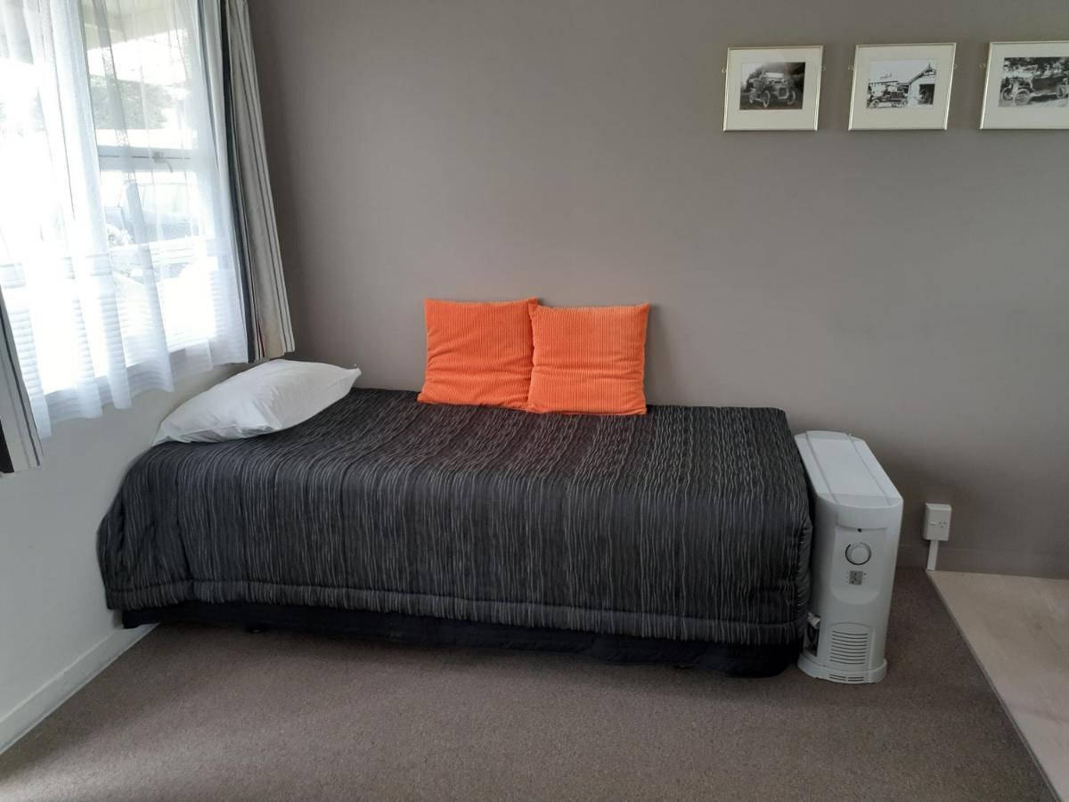 Featherston Motels And Camping Екстер'єр фото