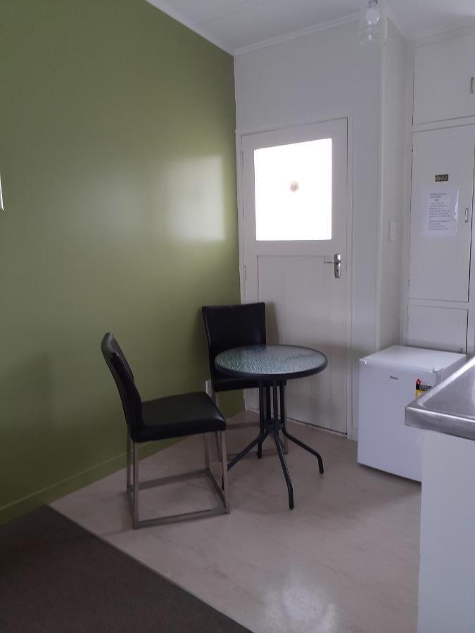 Featherston Motels And Camping Екстер'єр фото