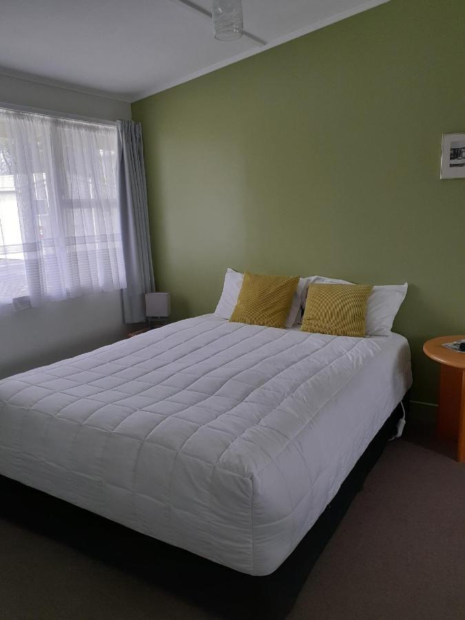 Featherston Motels And Camping Екстер'єр фото