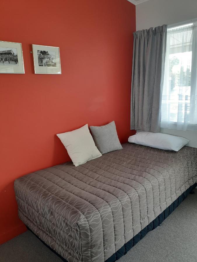 Featherston Motels And Camping Екстер'єр фото