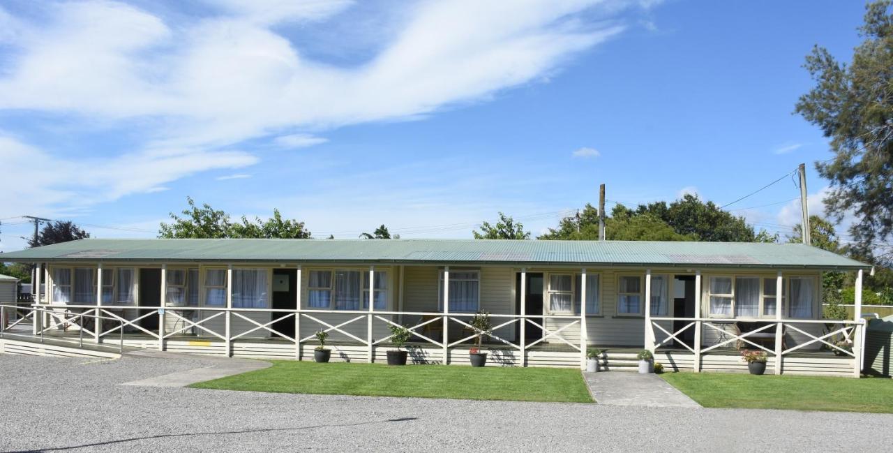 Featherston Motels And Camping Екстер'єр фото